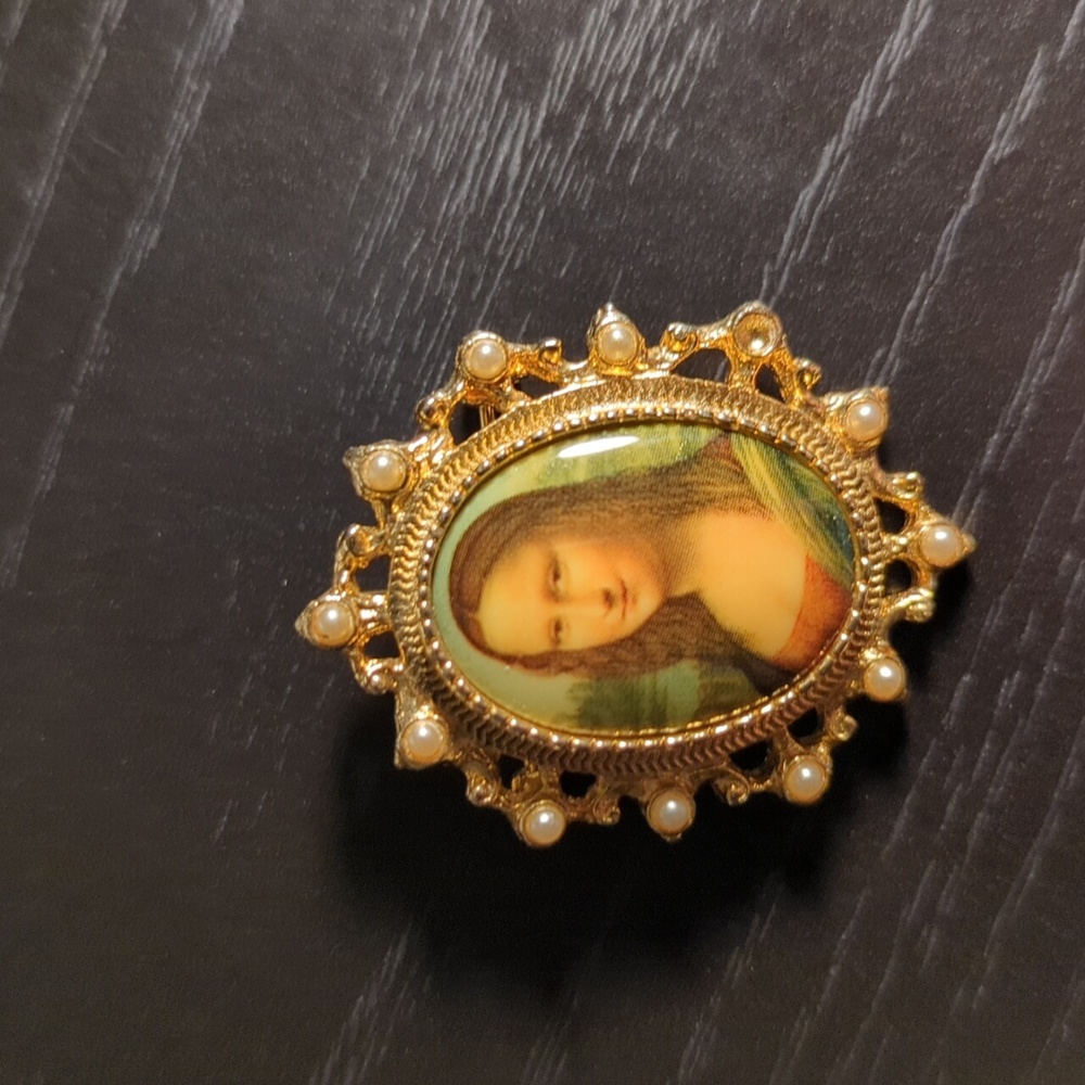 Sarah Coventry Mona Lisa pin